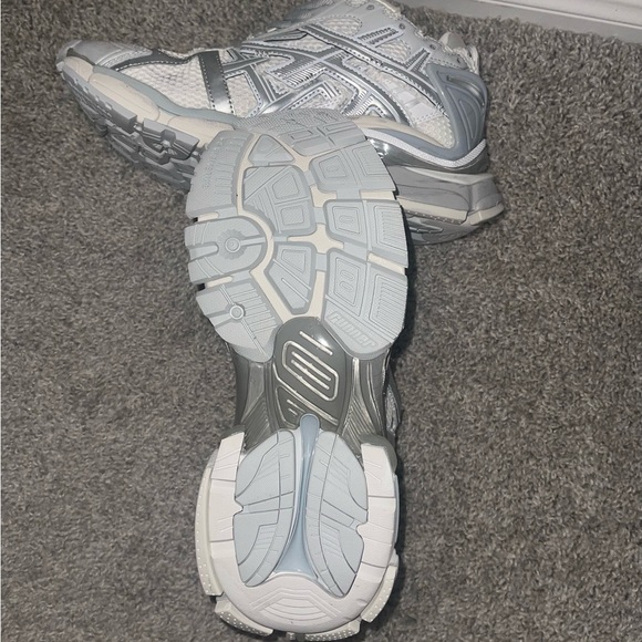 Bal. Silver & white Runners sneakers 🩶 - Picture 5 of 5